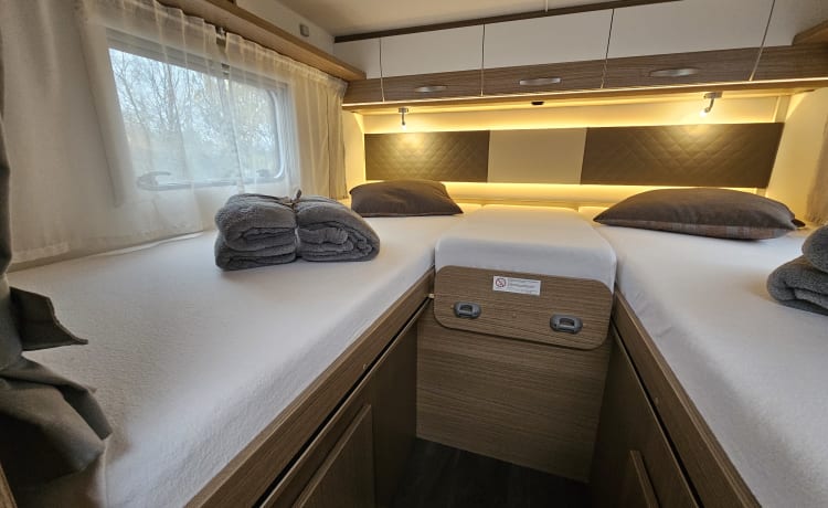 Carado T448 (nieuw bj 2023) – Handgeschakeld - Zeer luxe camper lengtebedden -  Volledig uitgerust