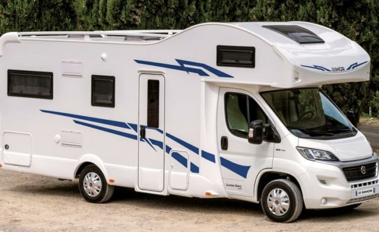 The Braw – Camper moderno di lusso Rimor con 4 cuccette