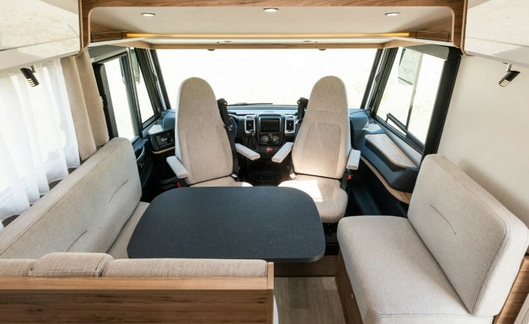 Schiff – Fully equipped luxury vehicle for up to 4 people, permitted total weight 4.4t