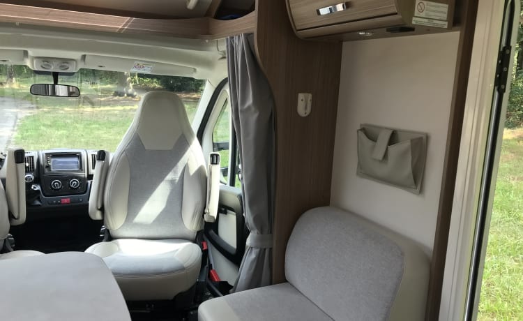 Moderne luxe half intergraal Camper 4 persoons