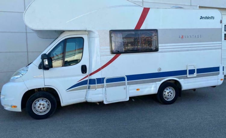 5881 – Camping-car alcôve spacieux et soigné pour 6 personnes (Dethleffs 5881)