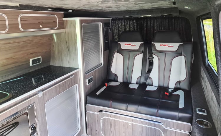 Wallace – Camper VW T6 con 4 posti letto ad alta specifica nel Derbyshire