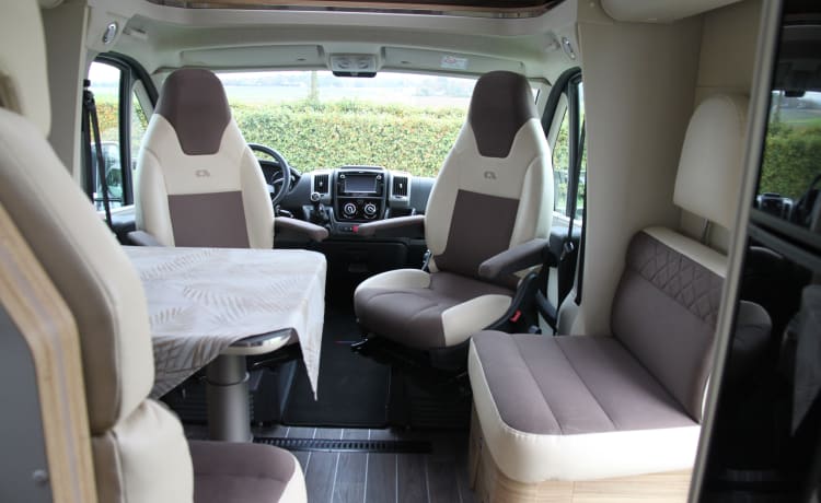 Camping-car familial de luxe Adria Matrix avec système de niveau automatique