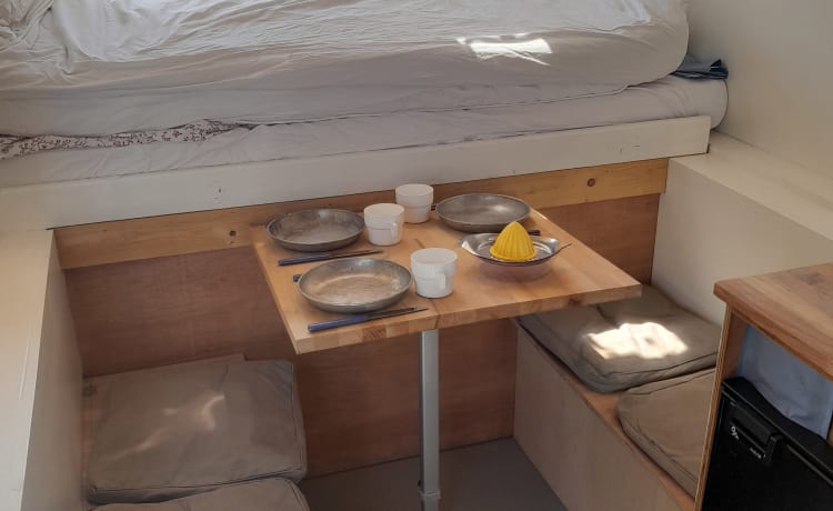 Findus  – Op avontuur met je gezin in een zelfbouwcamper ford transit (3 personen)