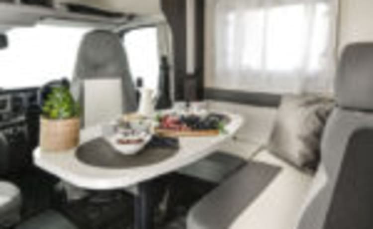 April – Rollerteam Zefiro 685. 2022 Luxus-Wohnmobil mit 4 Schlafplätzen. Bekannt als „April“.