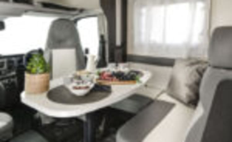 April – Rollerteam Zefiro 685. Camper di lusso con 4 posti letto del 2022. Conosciuto come ''aprile''.