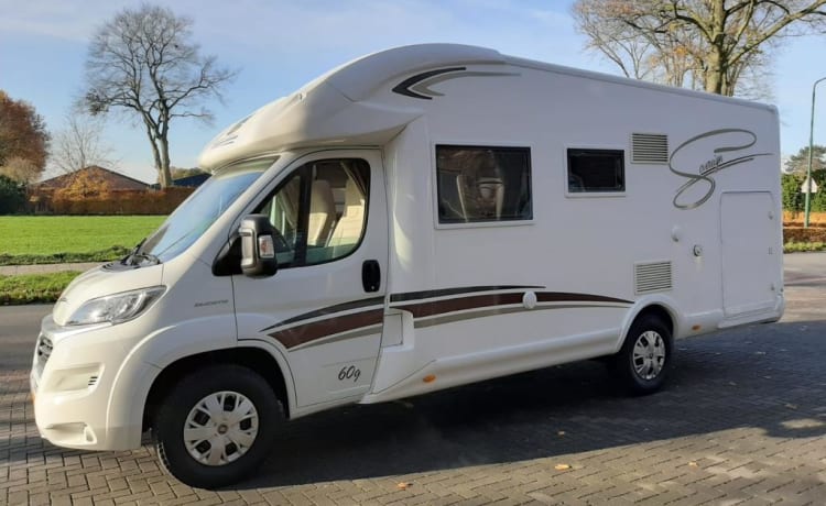 MCLouis2015 – Camping-car familial de luxe entièrement meublé avec un coin salon spacieux