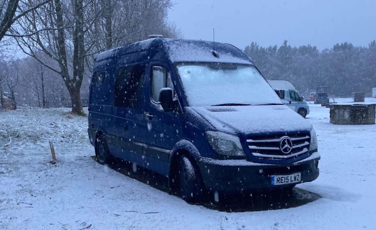 Ronnie – Mercedes entièrement hors réseau (MWB) avec chauffage, toilettes et douche