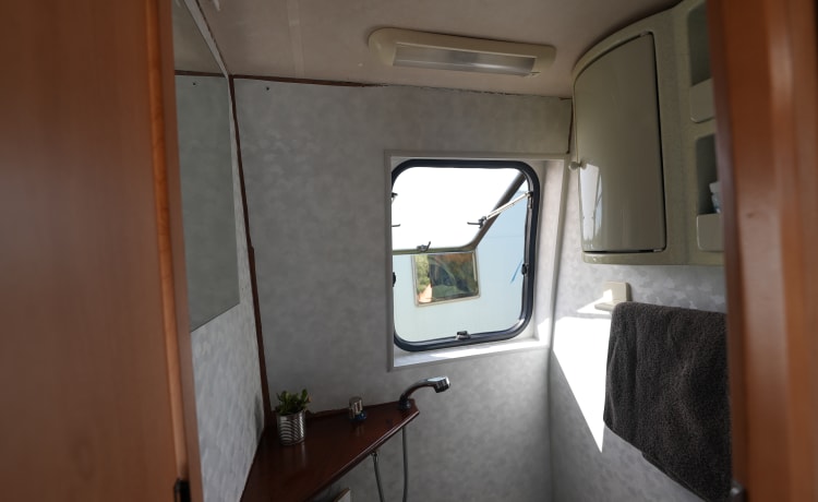 Minty – Menta; Allegro camper bus 2p del 2004, adatto per off-grid e surf!