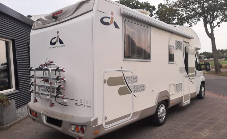 CI X-TIL – Very luxurious 4 person camper with queen bed and pull-down bed, lots of storage space