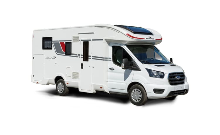 Roller Team 266 TL – Modern motorhome (2022) with luxurious queen-size bed and separate wellness area.