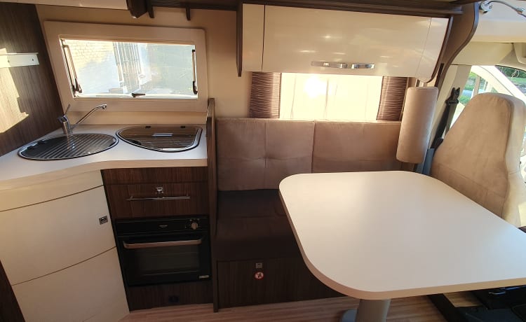 Moderne en luxe half integraal camper 4 pers