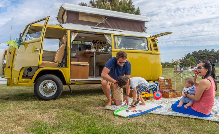  Buttercup – 4-persoons Volkswagen campervan uit 1975