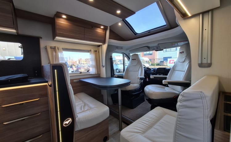 Luxe 4-persoons Pilote P746C automaat te huur! 