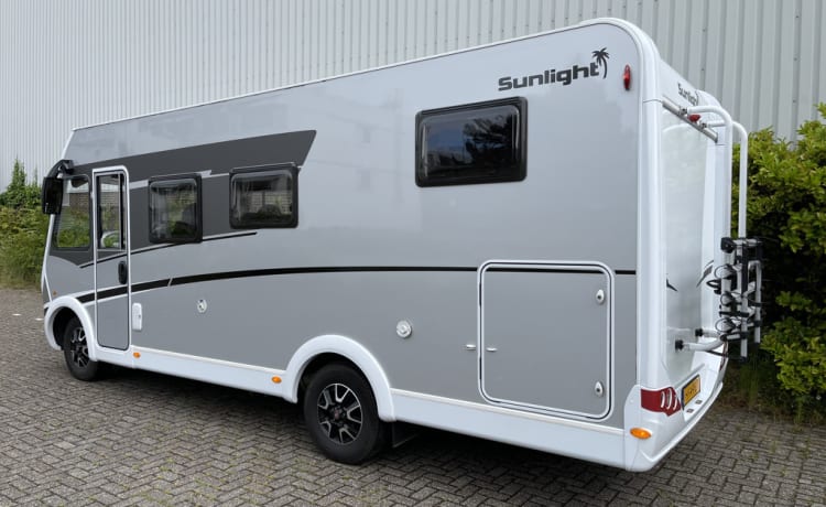 13/21 – Camper lussuoso e completo con letti lunghi e un letto a scomparsa!