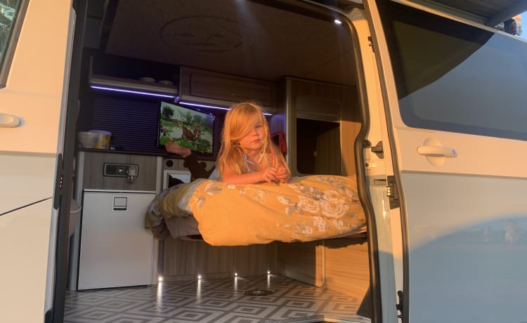 Penelope – Luxus VW T6 Wohnmobil mit 4 Schlafplätzen