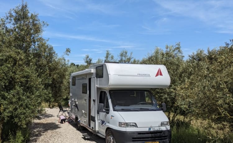 Carel – Ruime 4 persoons (gezins) camper met alkoof