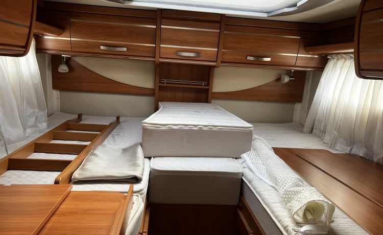 Guusje – Hymer met lengte bedden super luxe camper 