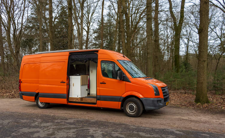 Orange – VW Crafter, sehr geräumiger, komfortabler und luxuriöser Off-Grid-Campervan.