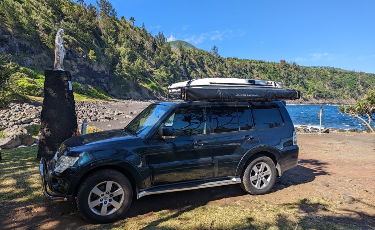 Le flamboyant  – Mitsubishi Pajero 4 -- Reunion Island