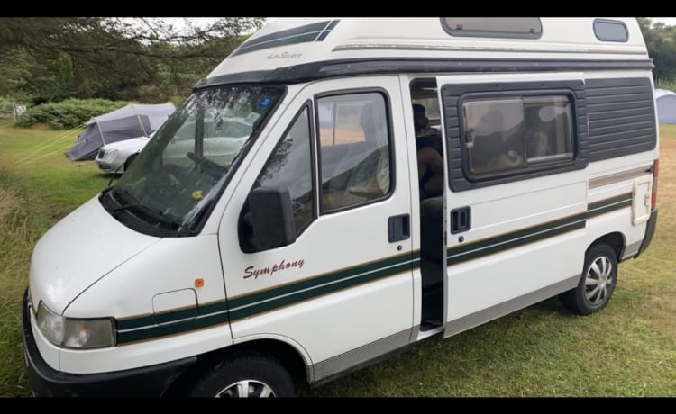 Doris – 2 berth Peugeot Boxer Auto sleeper à partir de 61,00 £ par