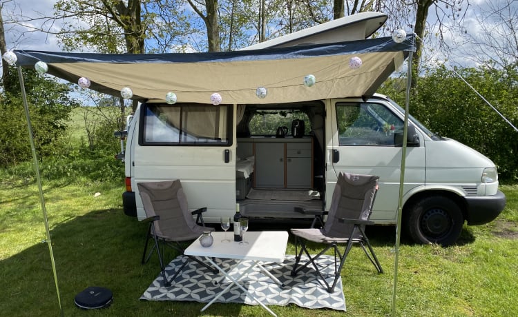 Wonderful California VW camper T4, 4 people with air conditioning, toilet and air fryer