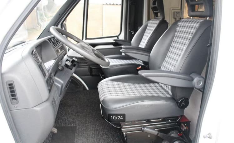 Sleek KNAUS Traveler 4p, 5.5m and double air conditioning!