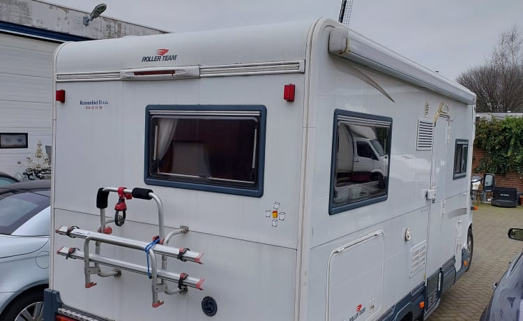 Roller Team – 4 person semi-integrated camper