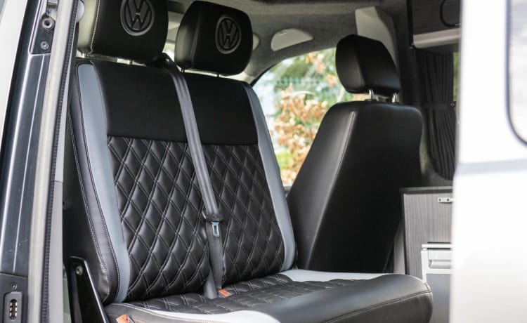 Astral Traveller – Stilvoller VW Campervan 2017 mit 4 Schlafplätzen 
