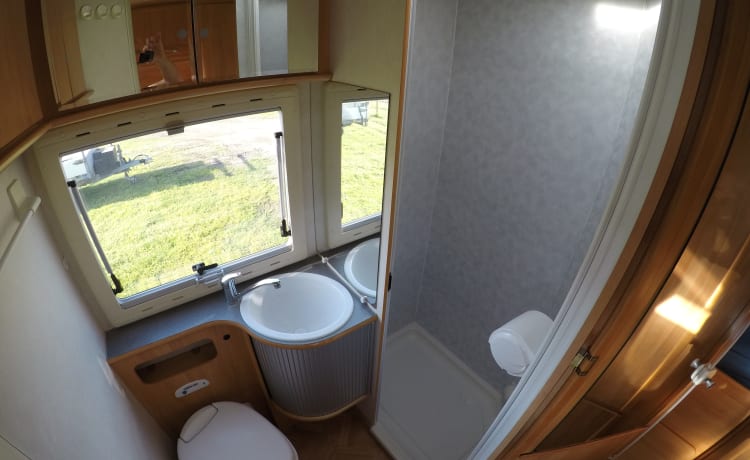 5 person Adria Mobil alcove camper > (electric) bicycles in garage