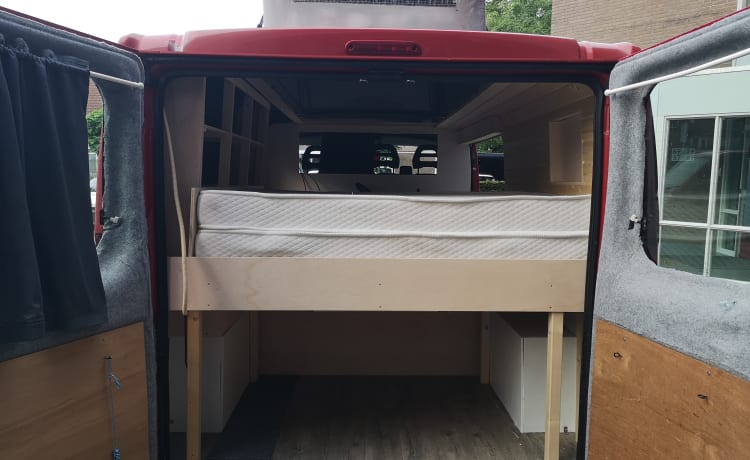 TheRedBoxCamper – 2p Peugeot campervan uit 2012