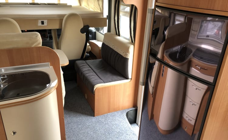 Krabje – Super mooie reis camper 4 personen met Airco Woonruimte en hefbed