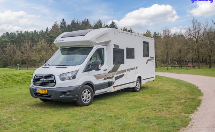 Summer Boy – 4p Benimar Camper mit großem Kingsize-Bett