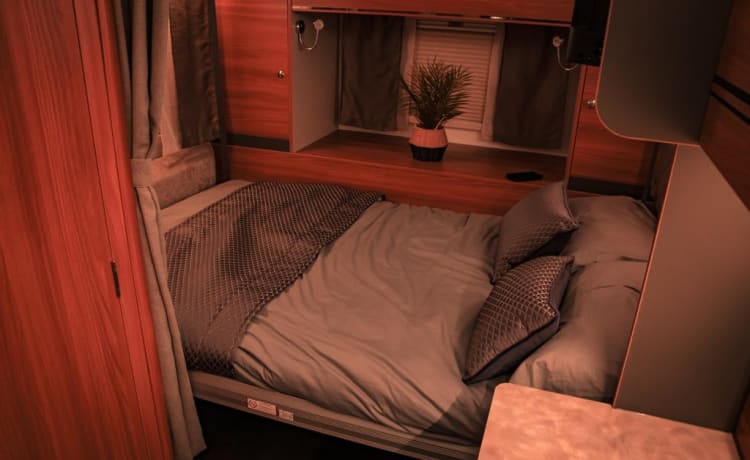 Lily – Luxe automatische camper met 4 slaapplaatsen 