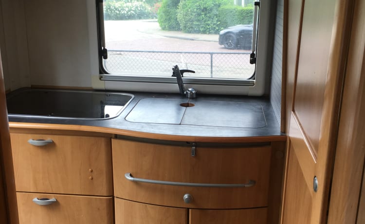 Hymercamper voor 2 of 3 personen te huur.