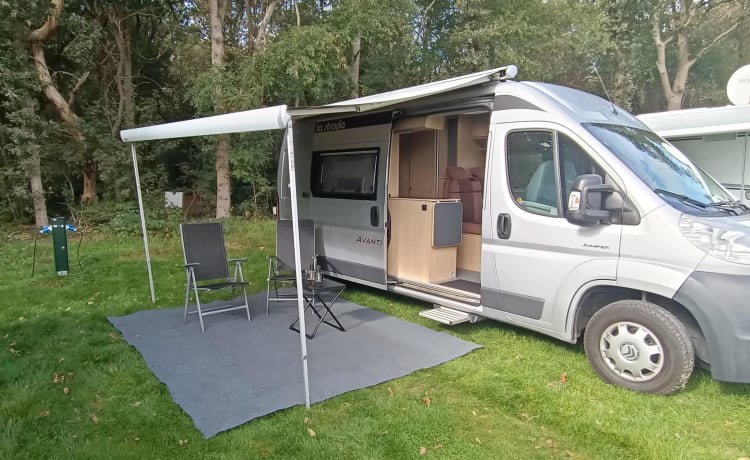 Avanti La Strada – Camping-car de luxe | 4 places assises/3 couchages | Cuisine/Toilette/Climatisation moto/Porte-vélos