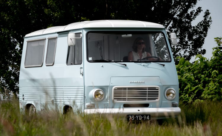 Retro Peugeot J7 mit erfrischendem Interieur