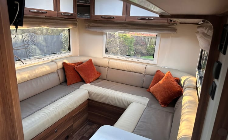 Charlie  –  Charlie Luxurious and modern 5 berth Roller Team