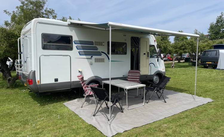 Wonderful 6 person Hymer B644 integral camper XXL garage