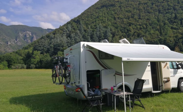 Rapido 680F – Huur een volledig uitgeruste camper met 3 bedden