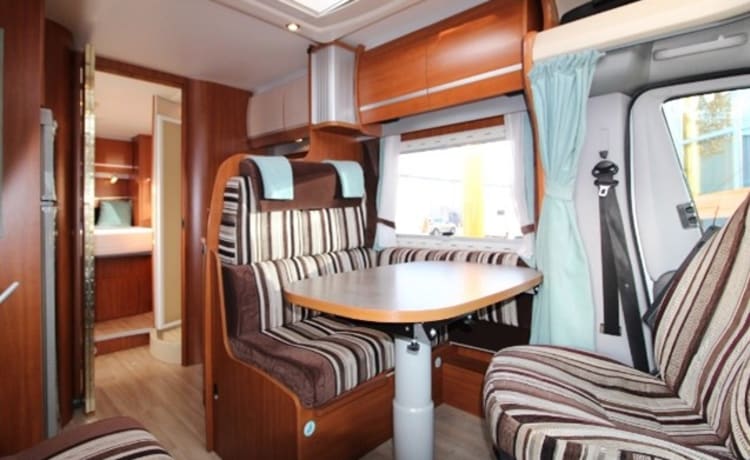 Comfortabele ruime camper  – Challenger with freestanding 2 pers. bed.