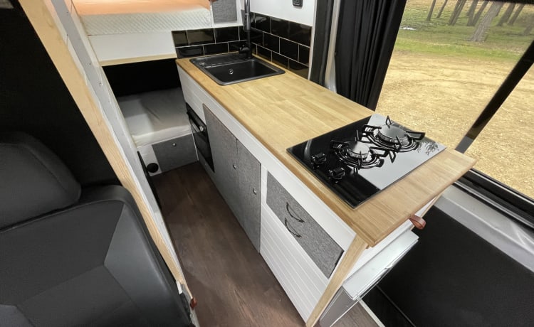 Jim – 'Jim' Luxe Mercedes Sprinter Expedition Campervan Pop-up dak 5 slaapplaatsen