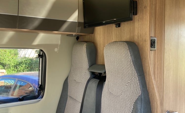 Vehicle 4 – 2-4 slaapplaatsen smetteloos model 2021 bedrieglijk ruime camper