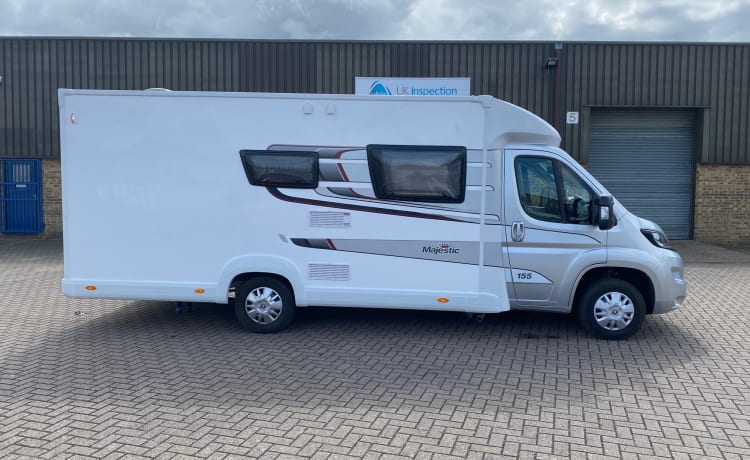 4 berth Peugeot elddis majectik 155 fixed bed 2017 like new 11k mil