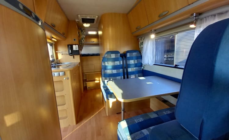 Camper familiare con garage XL e un'accogliente area salotto! (6 persone)