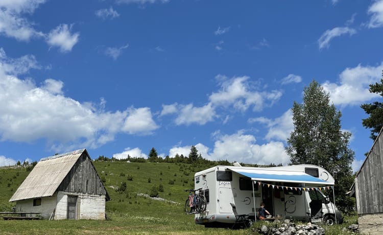 Camper per famiglie leggero e spazioso con letti a castello