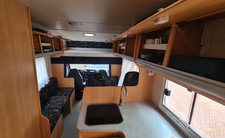 Grote Beer – 7p Chausson alkoofcamper uit 2002