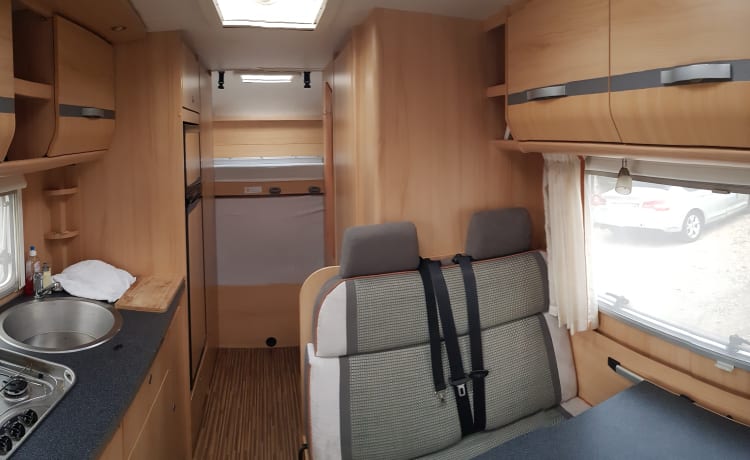 Mooie handige camper voor 5 tot 6 man te huur