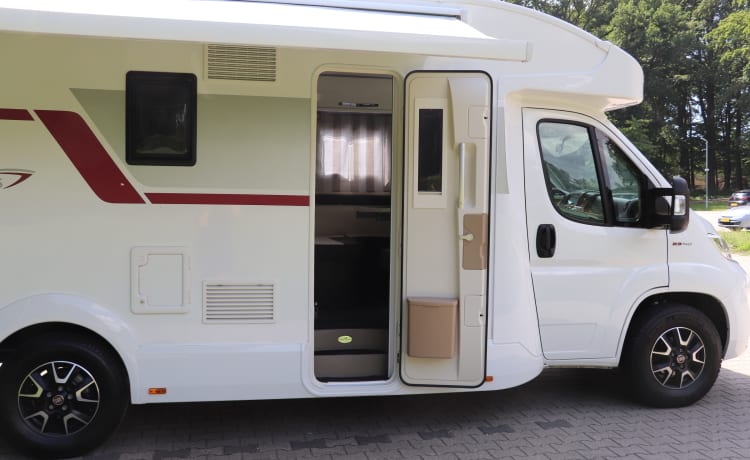 Roadhouse camper naam roadsurfer – 4p Roller Team semi-integrated uit 2021