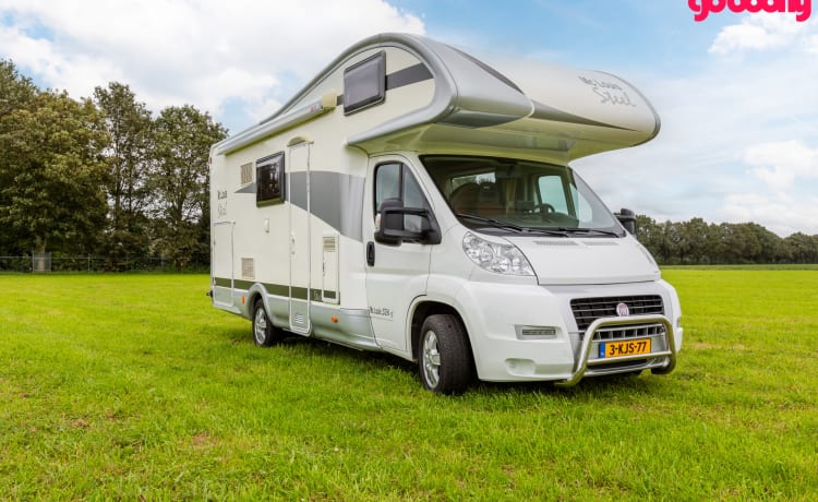 Suus – Suus de 4 persoons McLouis alkoof camper van 2010